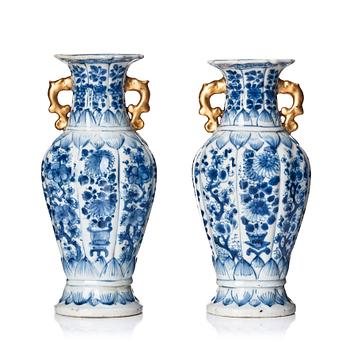 1110. A pair of blue and white vases, Qing dynasty, Kangxi (1662-1722).