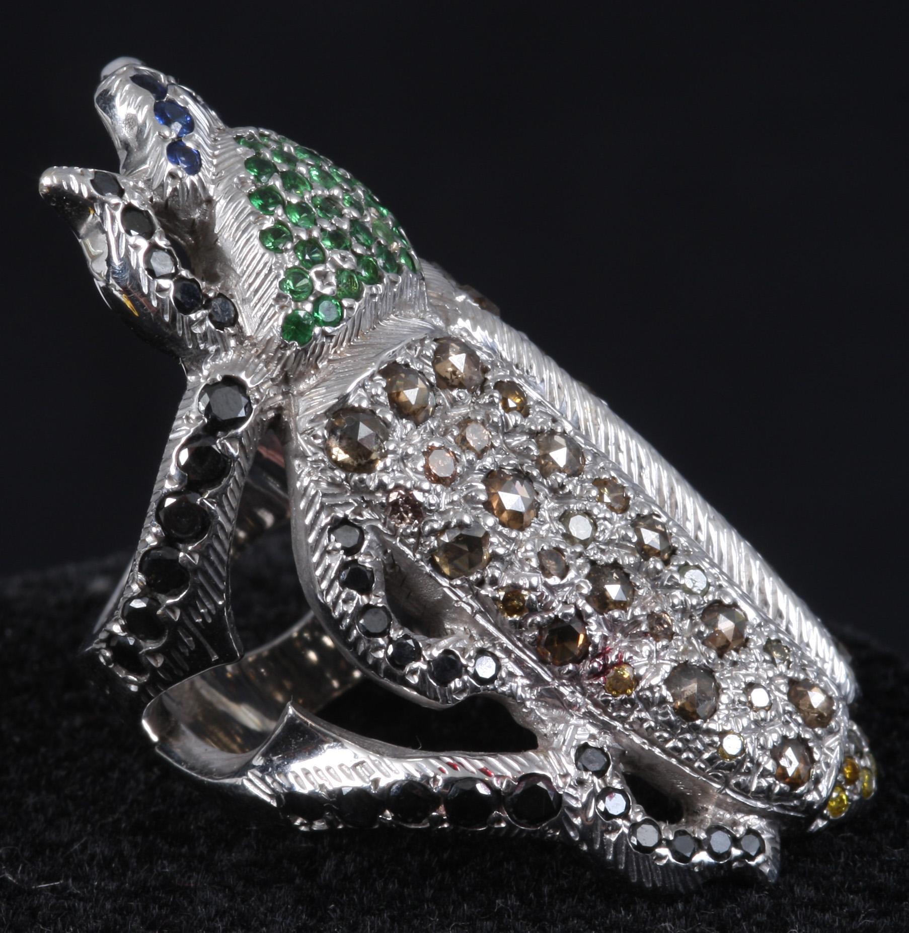 RING, vitguld, diamanter, smaragder och safirer. Tot vikt 26 gram.