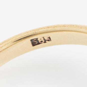 Ring, carved, 14K gold with sapphire and brilliant-cut diamonds.