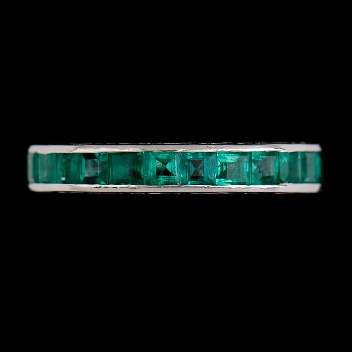 RING, 18K vitguld, fasettslipade smaragder.