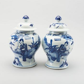 A PAIR OF CHINESE PORCELAIN  JAR WHIT COVER CA 1900.