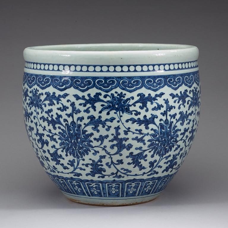 A blue and white fish basin, late Qing dynasty (1662-1912).