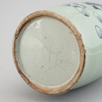 Vaser, ett par, porslin. Kina, 1900-tal.