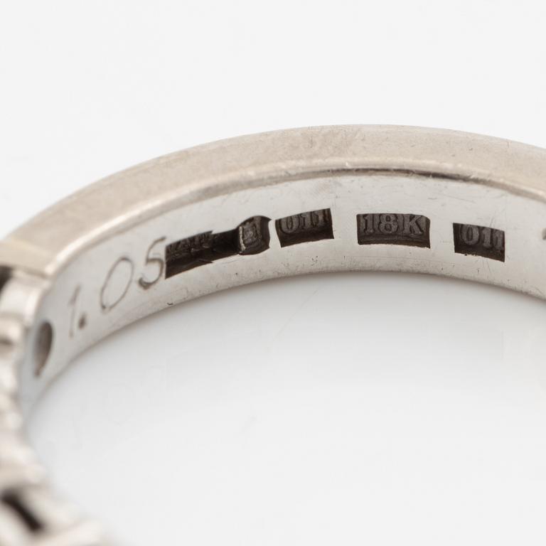 Ring, alliansring, 18K vitguld med briljantslipade diamanter.