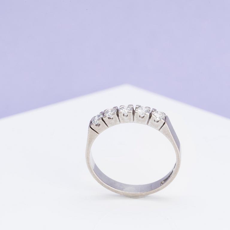 RING, med briljantsliapde diamanter 0.40 ct enligt gravyr.