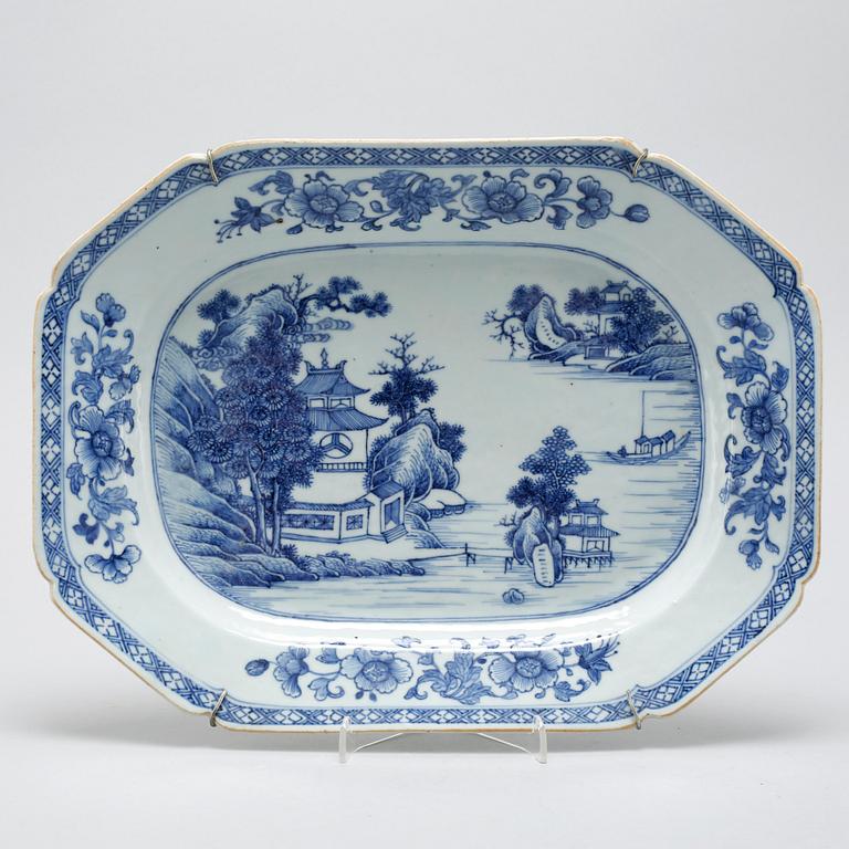 A blue and white jar and serving dish from the 18th and 19th century.