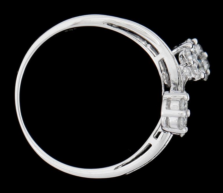 RING, 18k vitguld med diamanter. Vikt 2g.