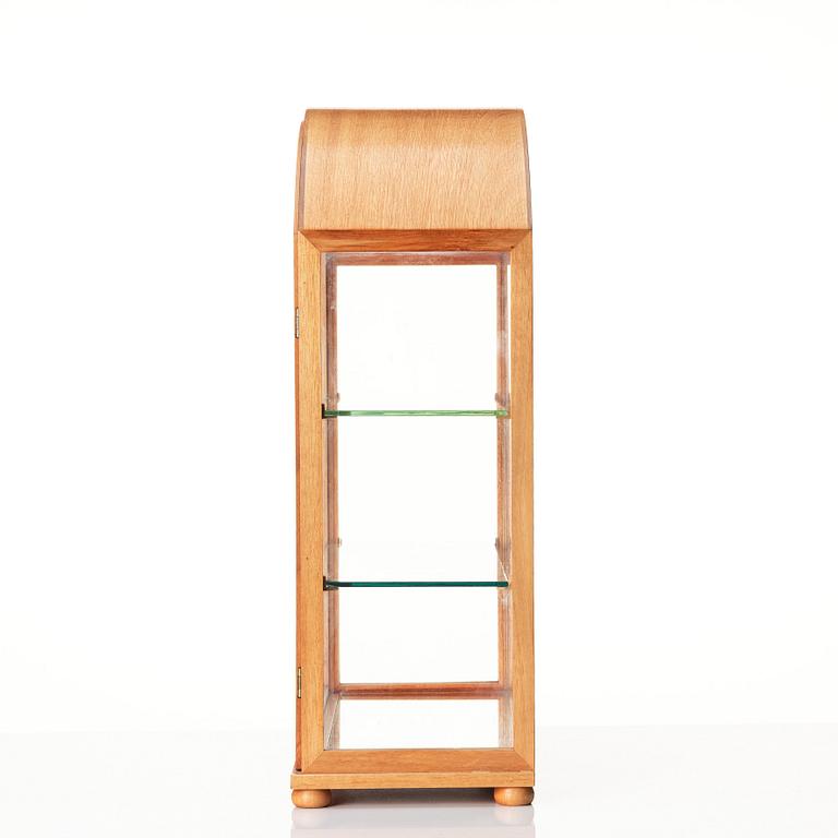 Josef Frank, vitrinskåp, modell 2070, Firma Svenskt Tenn, sannolikt 1950-tal.