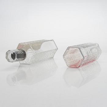 Timo Sarpaneva, prototyyppejä, pulloja 4 kpl ja snapsilaseja, 6 kpl valmistettu Karhulan/Iittalan lasitehtaalla 1976.