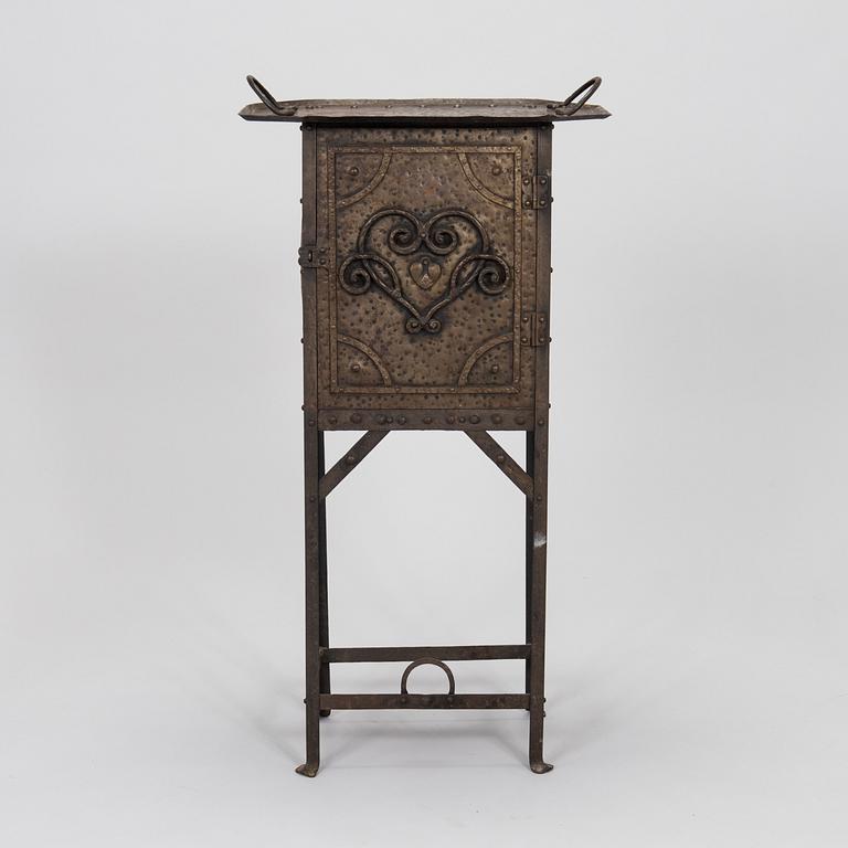 Barskåp / sidobord, koppar, 1900-talets början.