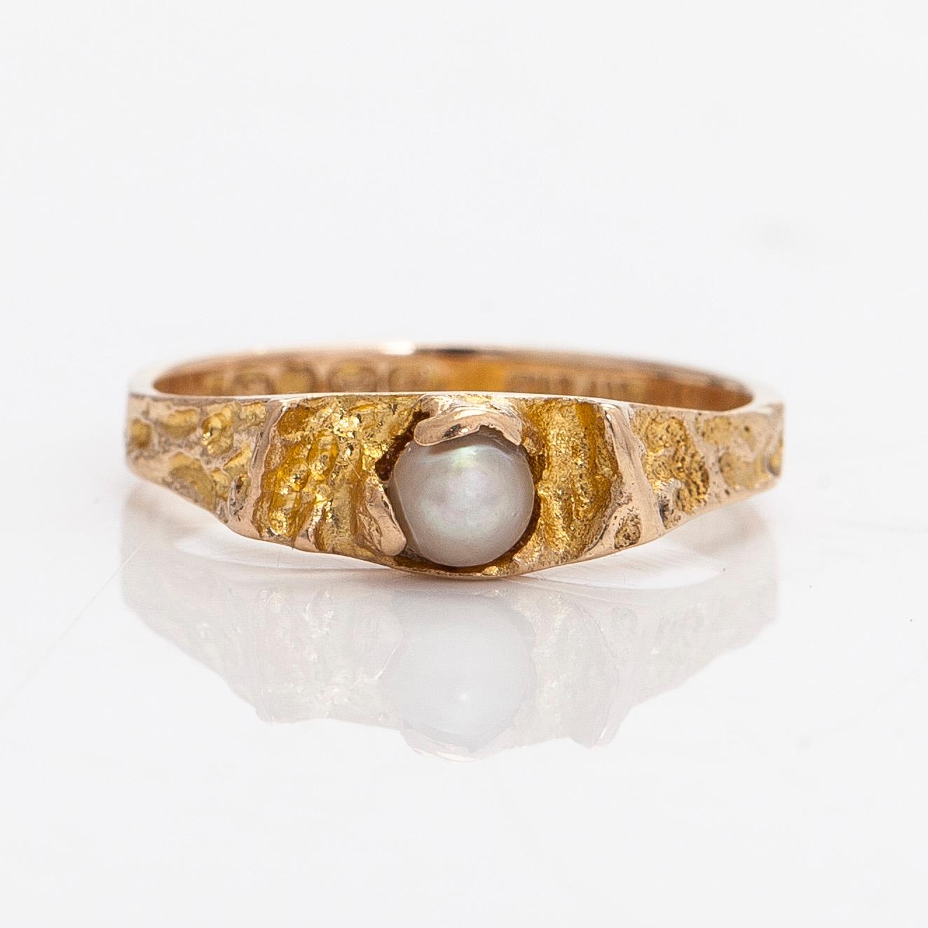 Björn Weckström, a 14K gold 'Small word' ring with a cultured pearl. Lapponia 1969.