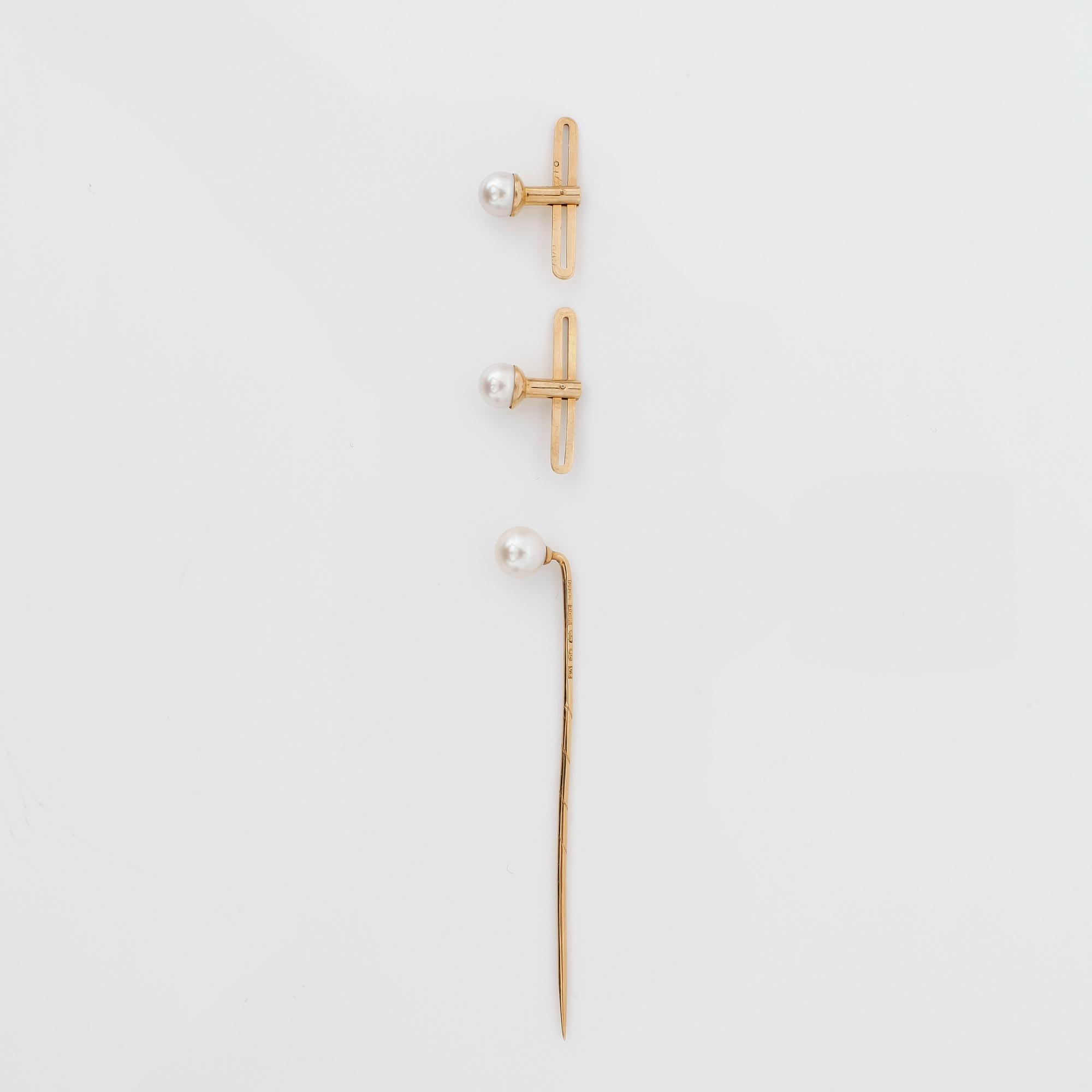 STICKPIN and a pair of TUXEDO BUTTONS, 18K gold and pearls.