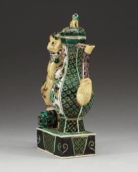 A famille verte ewer with cover, Qing dynasty, Kangxi (1662-1722).
