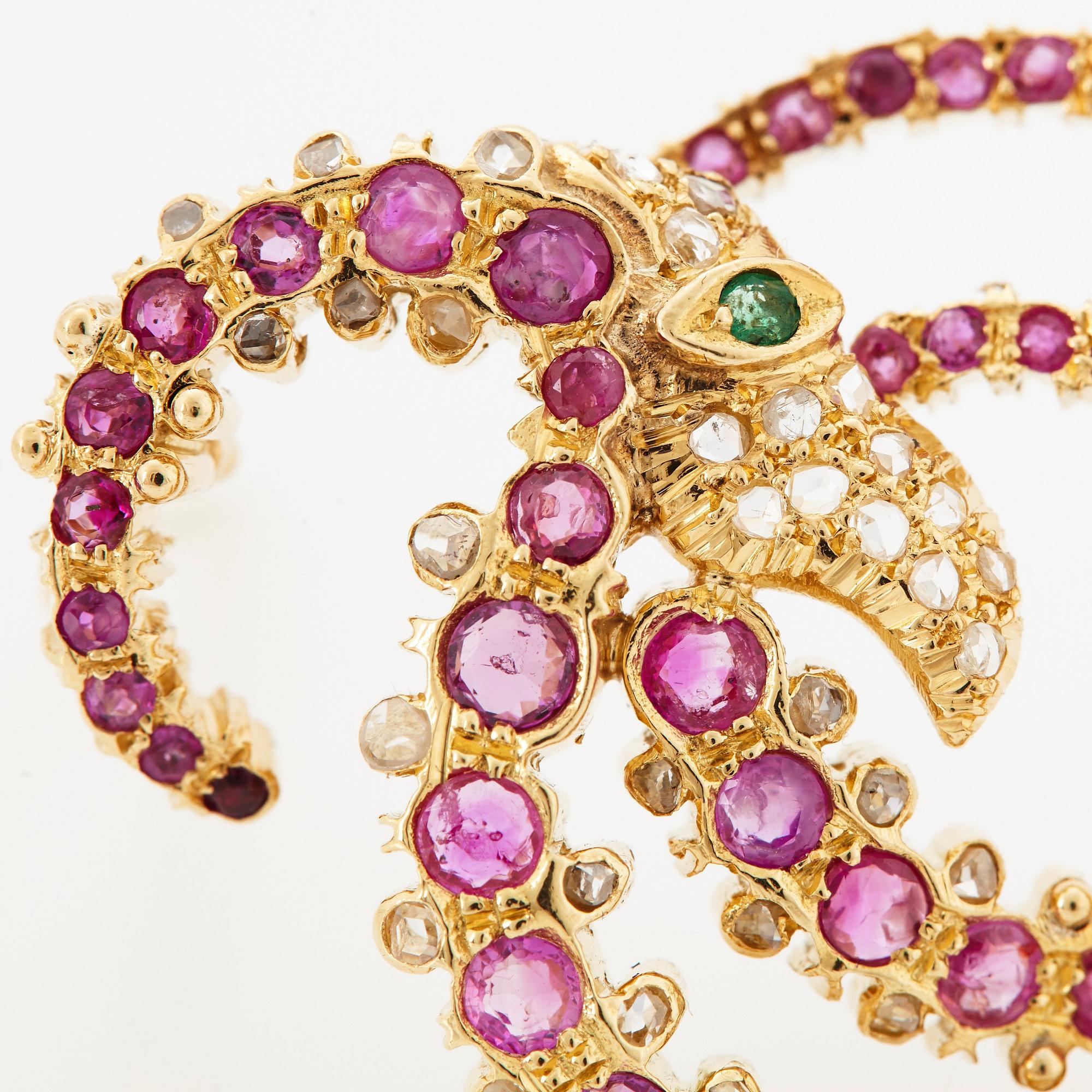 Ilias Lalaounis brosch 18K guld med fasettslipade rubiner, en smaragd och rosenslipade diamanter.