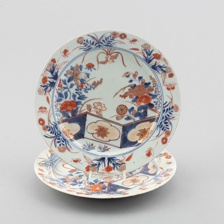 A pair of Japanese Imari plates, Edo, 18th century.