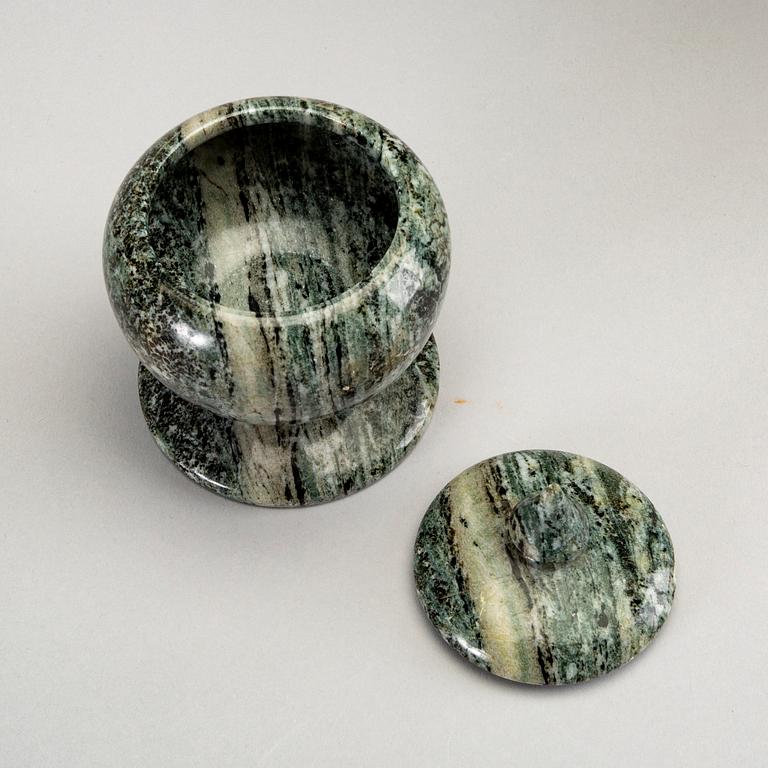 Skål, vas, burk med lock, 3 dlr, Kolmårds marmor, 1900-talets andra hälft.