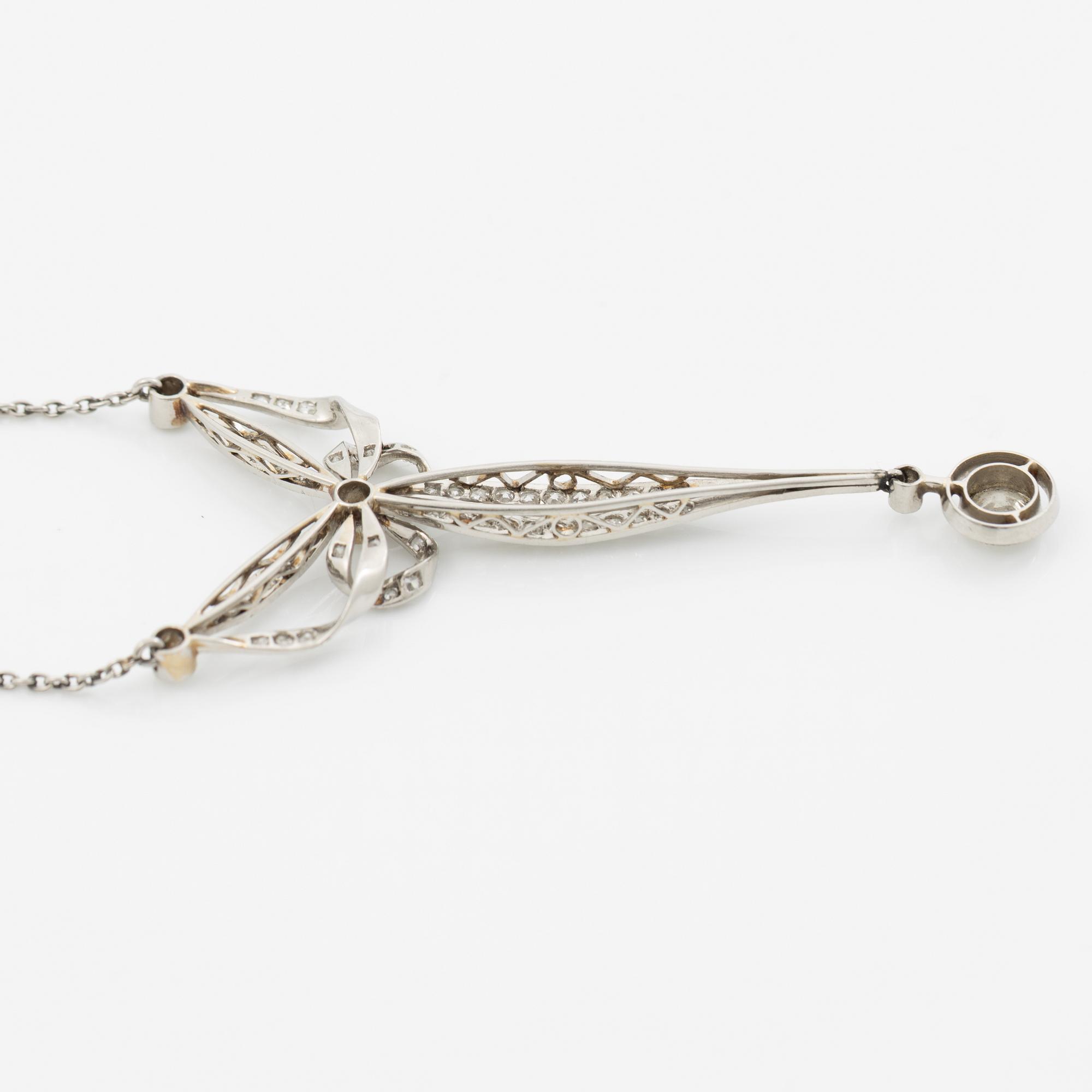 Platinum necklace with old-cut diamonds, circa 1900.