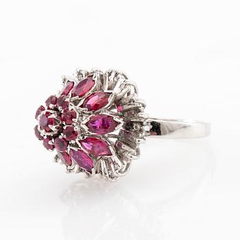 Ring/Cocktailring and earrings in 18K white gold set with single-cut diamonds and faceted rubies.