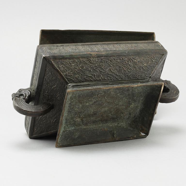 A bronze box with cover, Late Qing dynasty.