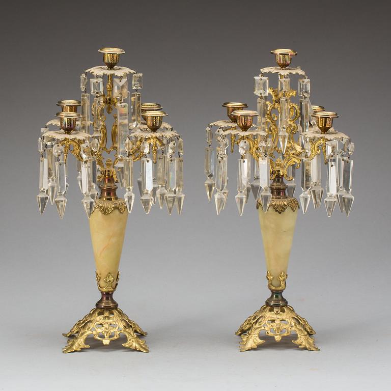 KANDELABRAR, ett par. Nyrokoko, 1800-talets slut.