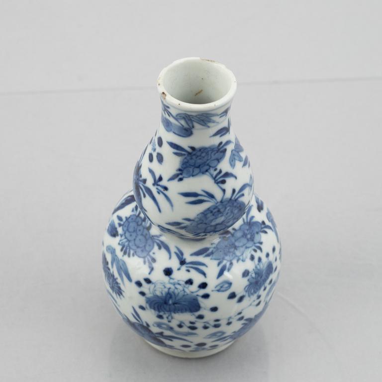 A group of four porcelain vases, Qing dynasty, 19th century/around 1900.