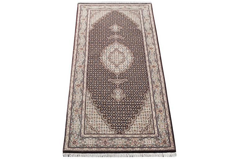 An oriental carpet, c. 198 x 81 cm.