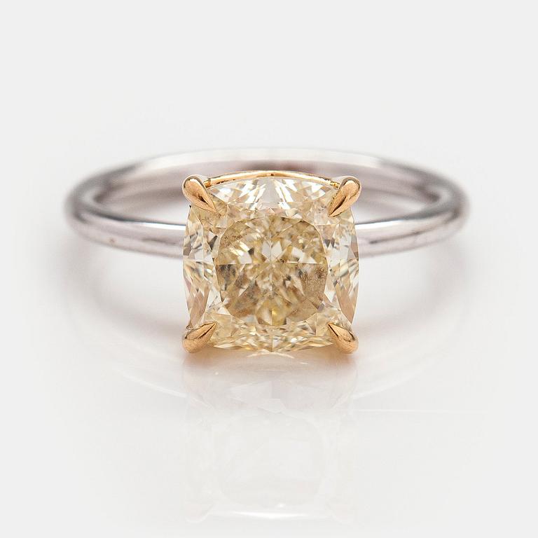 An 18K gold ring with a ca. 3.18 ct cushion cut diamond according to GIA certificate.