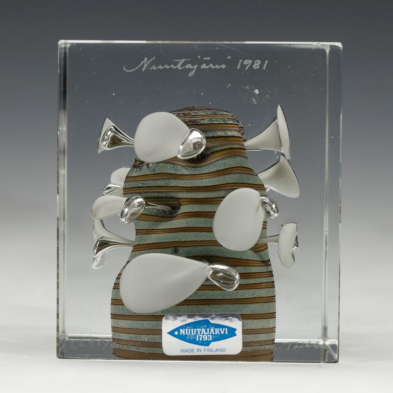 ÅRSKUB, glas, signerad Oiva Toikka, Nuutajärvi 1981, numrerad 1280/2000.