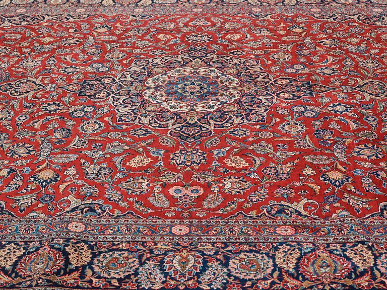 A carpet, semi-antique Kashan, ca 428,5 x 323,5 cm.