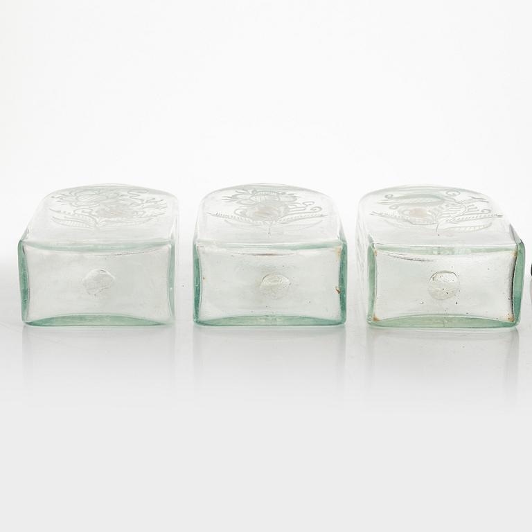 Brännvinsflaskor, 3 st, i schatull, Cederbergs Glasbruk, 1800-talets första hälft.