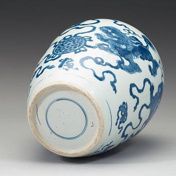 A large blue and white jar, Qing dynasty, 19th century.