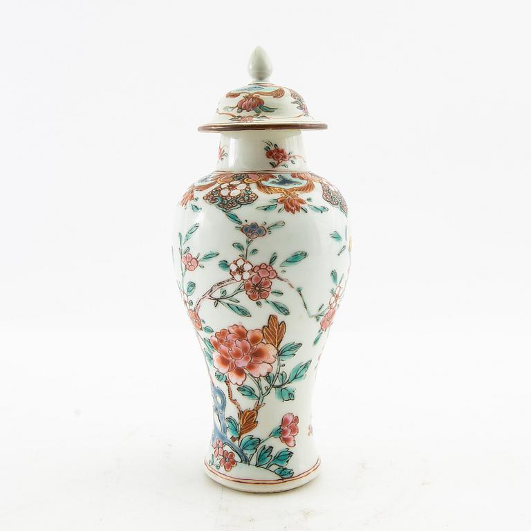 Lock urn China Qianlong 18th century porcelain.