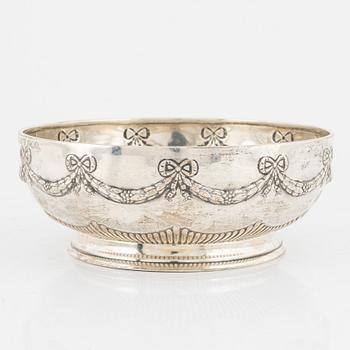 A silver bowl and a tray, including CG Hallberg, Stockholm, 1909.