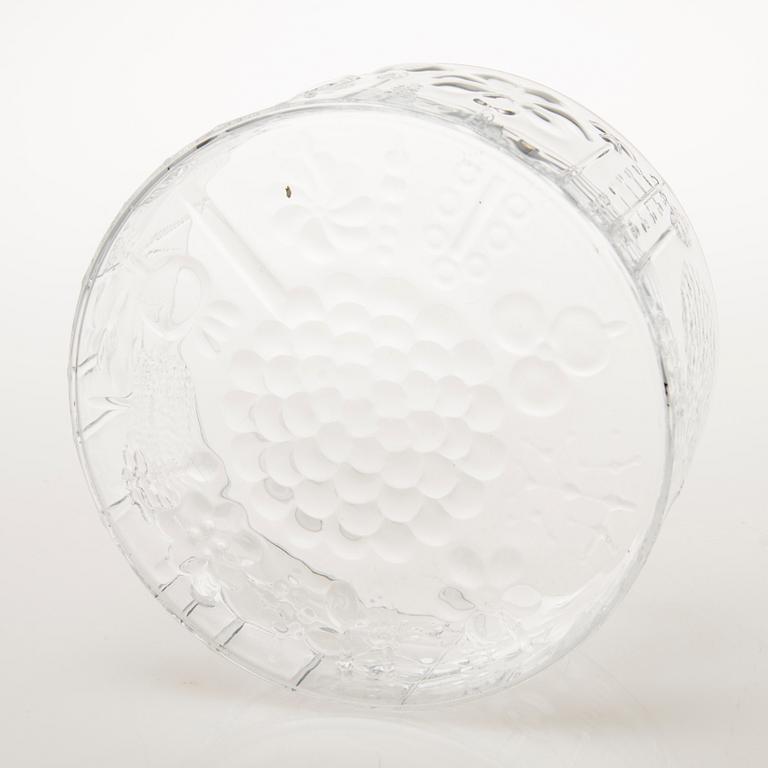 OIVA TOIKKA, a 13-piece 'Flora' glassware for Nuutajärvi Notsjö. In production 1966-1991.