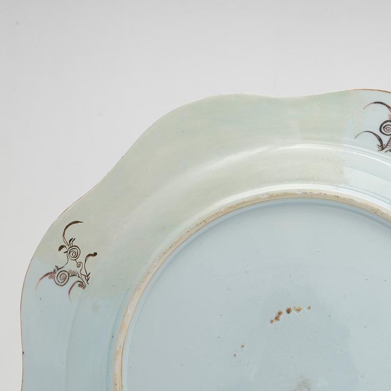 A Chinese porcelain dish, Qing dynasty, Qianlong (1736-95).