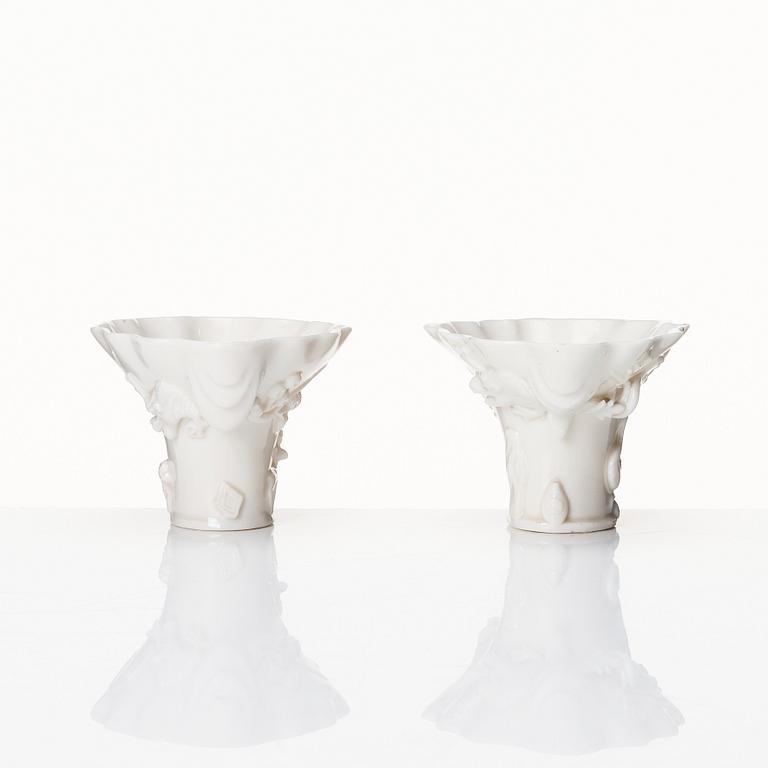 Vinofferbägare, två stycken, blanc de chine. Qingdynastin, Kangxi (1662-1722).