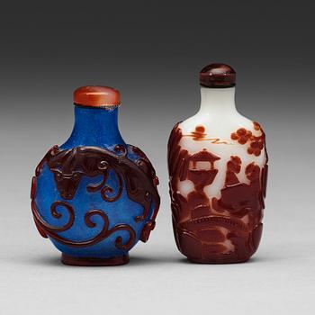 601. Two Chinese Peking glass snuff bottles, 20th Century.