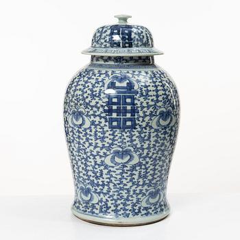 A blue and white porcelain urn with cover, China, Qing dynasty 19th century.