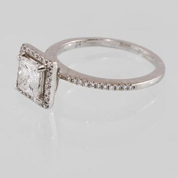 RING, 18K vitguld med prinsesslipad diamant 1.09 ct samt briljantslipade diamanter 0.25 ct. Vikt 3,5 gram.
