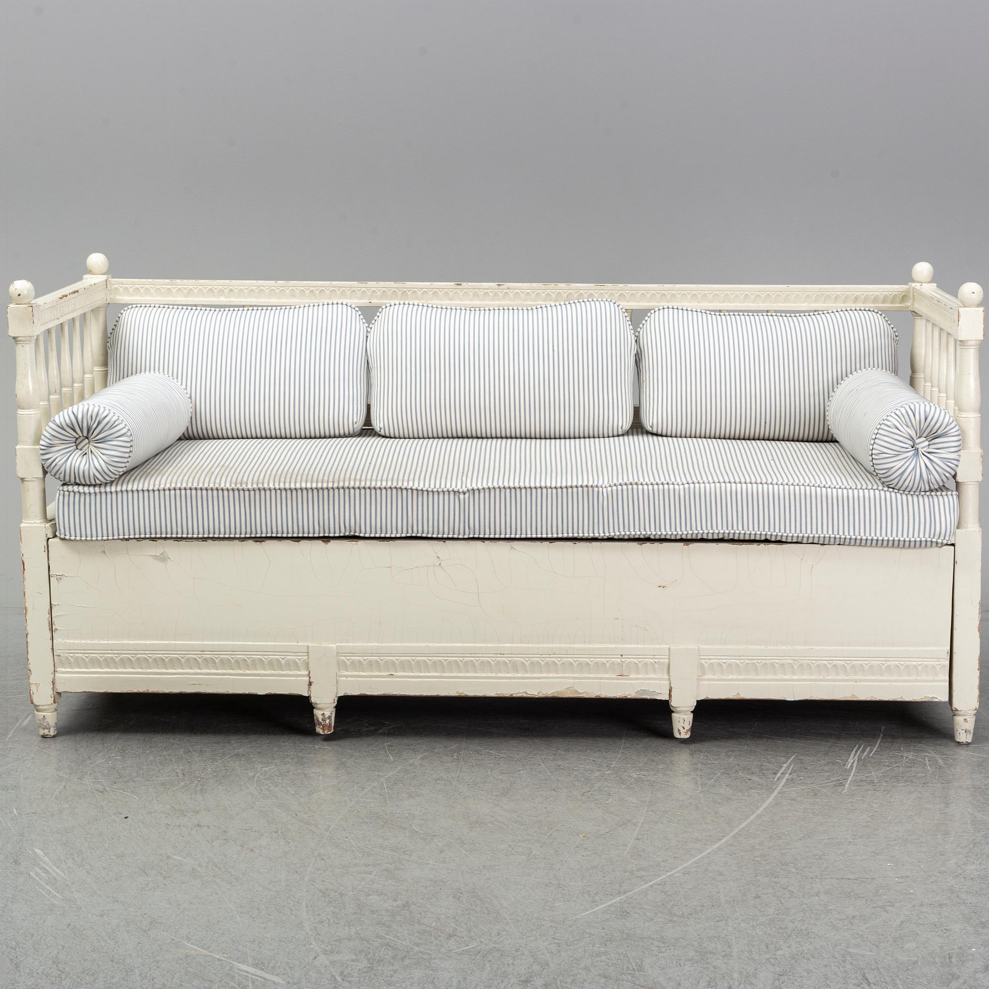 A gustavian sofa from around 1800.
