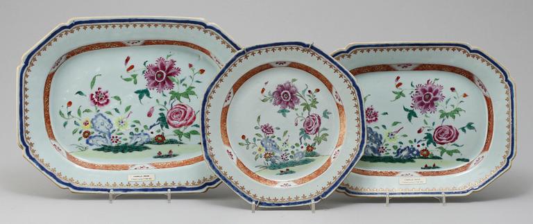 FAT, 2 st, samt TALLRIK, porslin, Kina, 1700-tal.