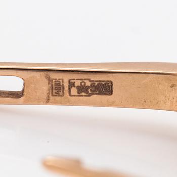 A pair of 14K gold earrings with diamonds ca. 0.18 ct in total and topazes.