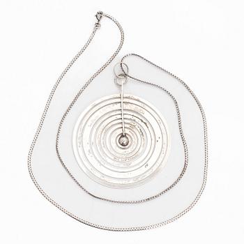 Tapio Wirkkala, hänge "Silvermåne", sterling silver, Westerback, Helsingfors 1971, kedja medföljer.