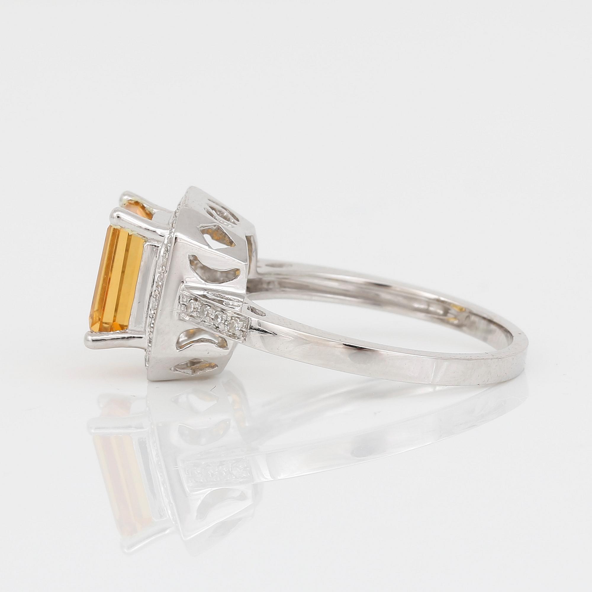 RING, 14K vitguld med trappslipad citrin, ca 1,64 ct, och åttkantslipade diamanter. Total vikt ca 3,59 g.