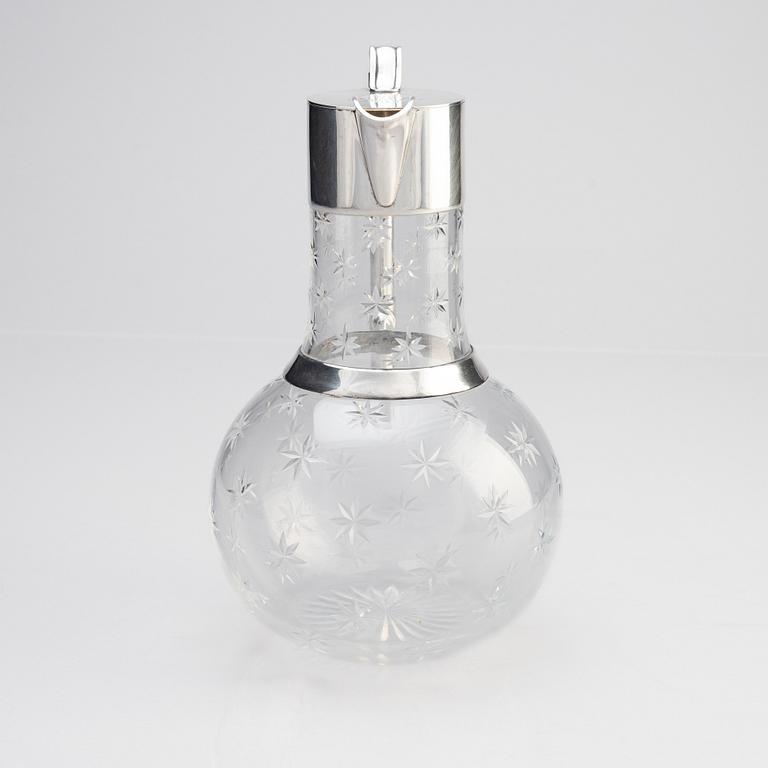 A stylish silver and cut-glass decanter, workmaster
Maria Linke, Shanks & Bolin, Moscow 1886.
