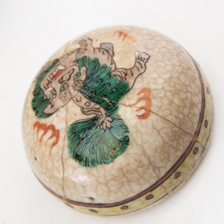 Bojan and the lidded urn, China, circa 1900, porcelain.