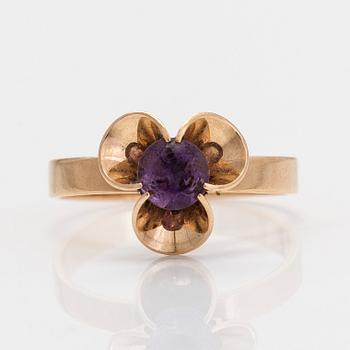 Elis Kauppi, a 14K gold ring with an amethyst. Kupittaan Kulta, Turku 1976.