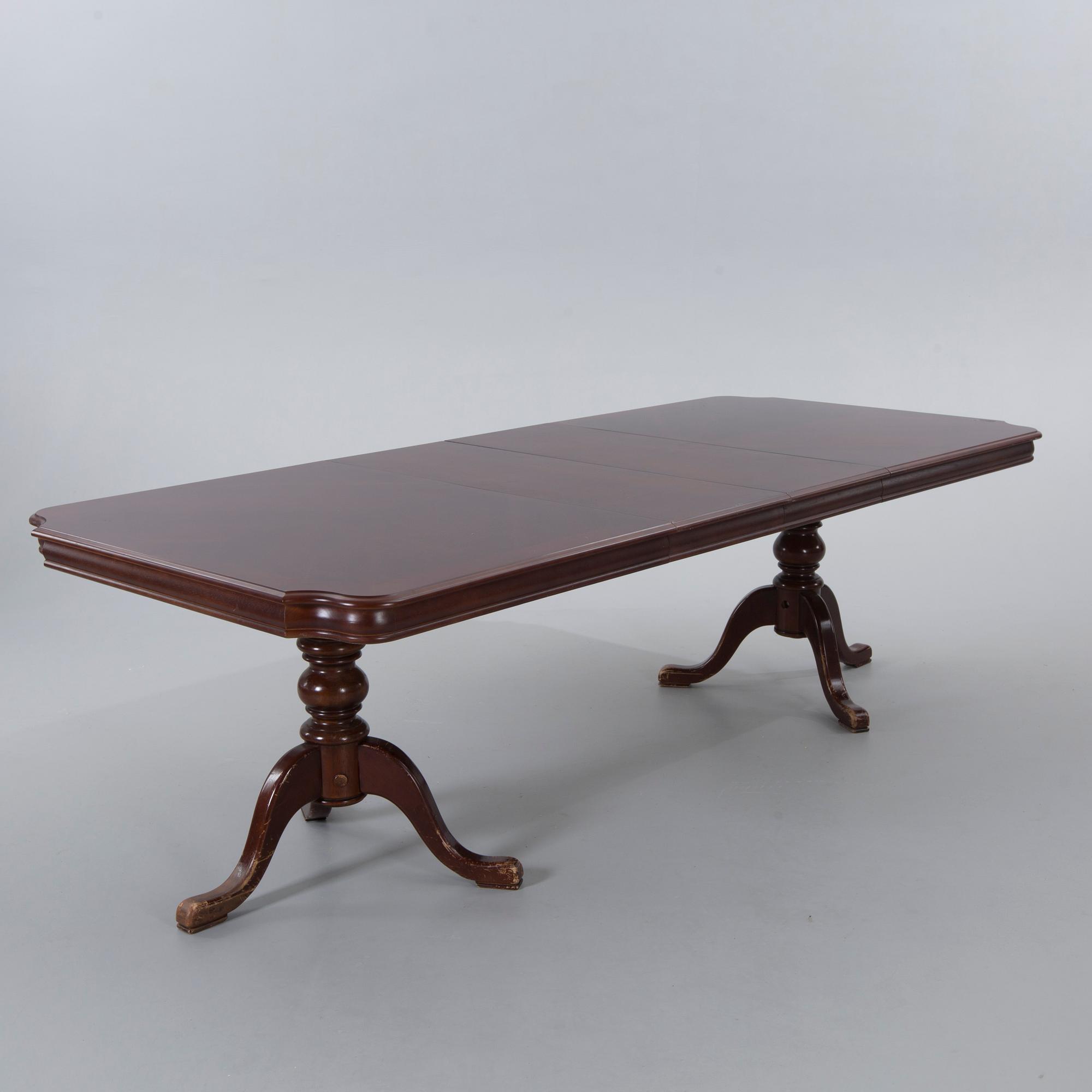 A SET OF 7 ROKOKO-STYLE DINING CHAIRS AND A TABLE, 20th century.