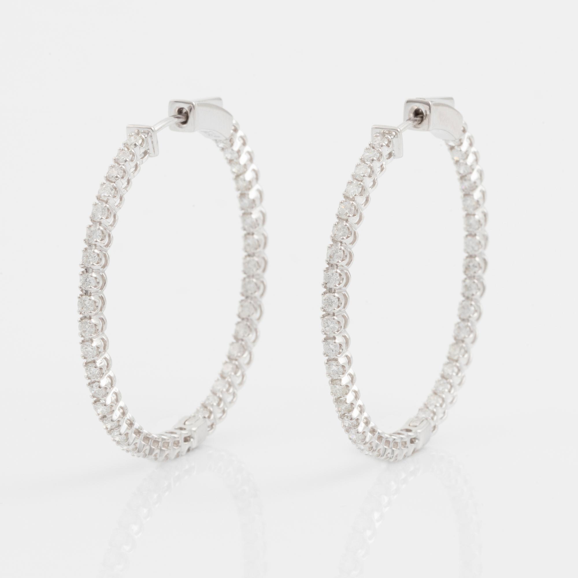 Örhängen kreoler med briljantslipade diamanter.