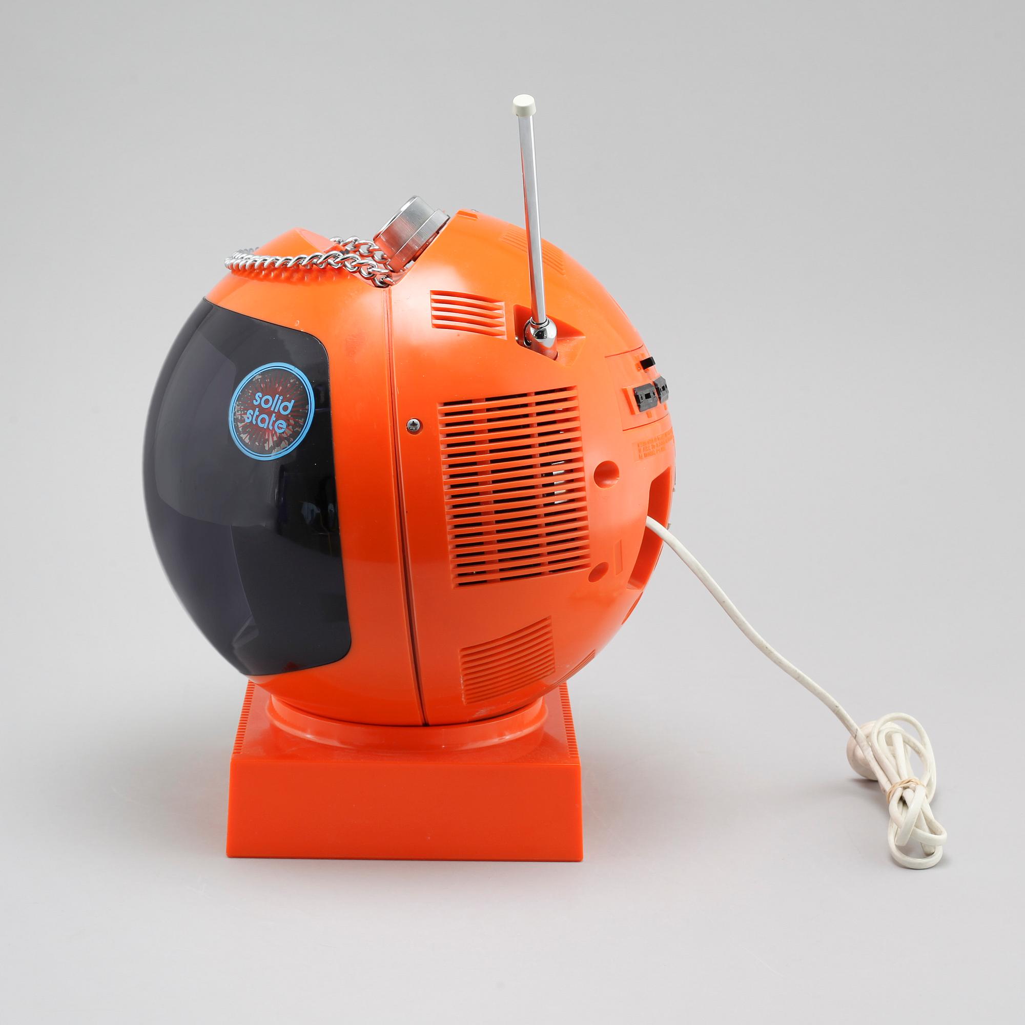 A 1970/80s JVC  "Videosphere Space helmet" tv.